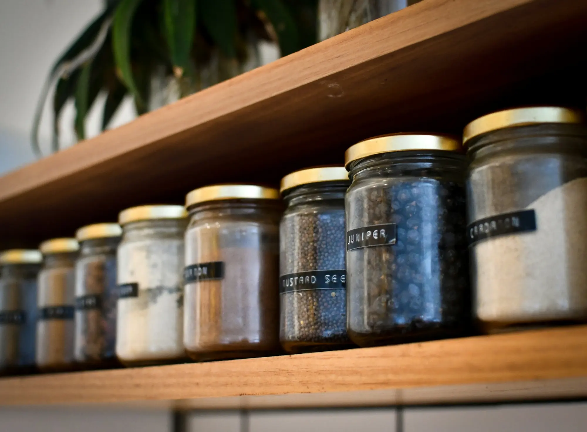 Épices et produits frais en cuisine