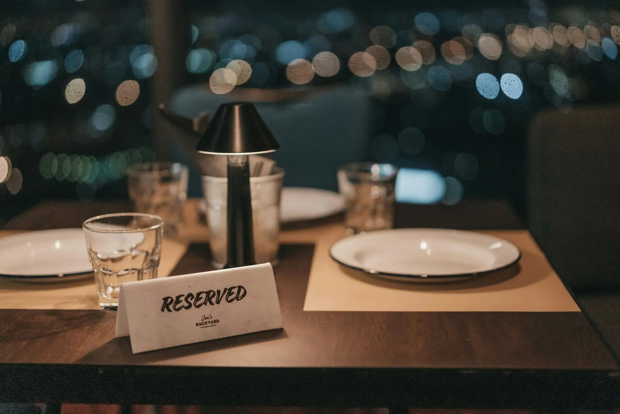 Une table réservée dans un restaurant